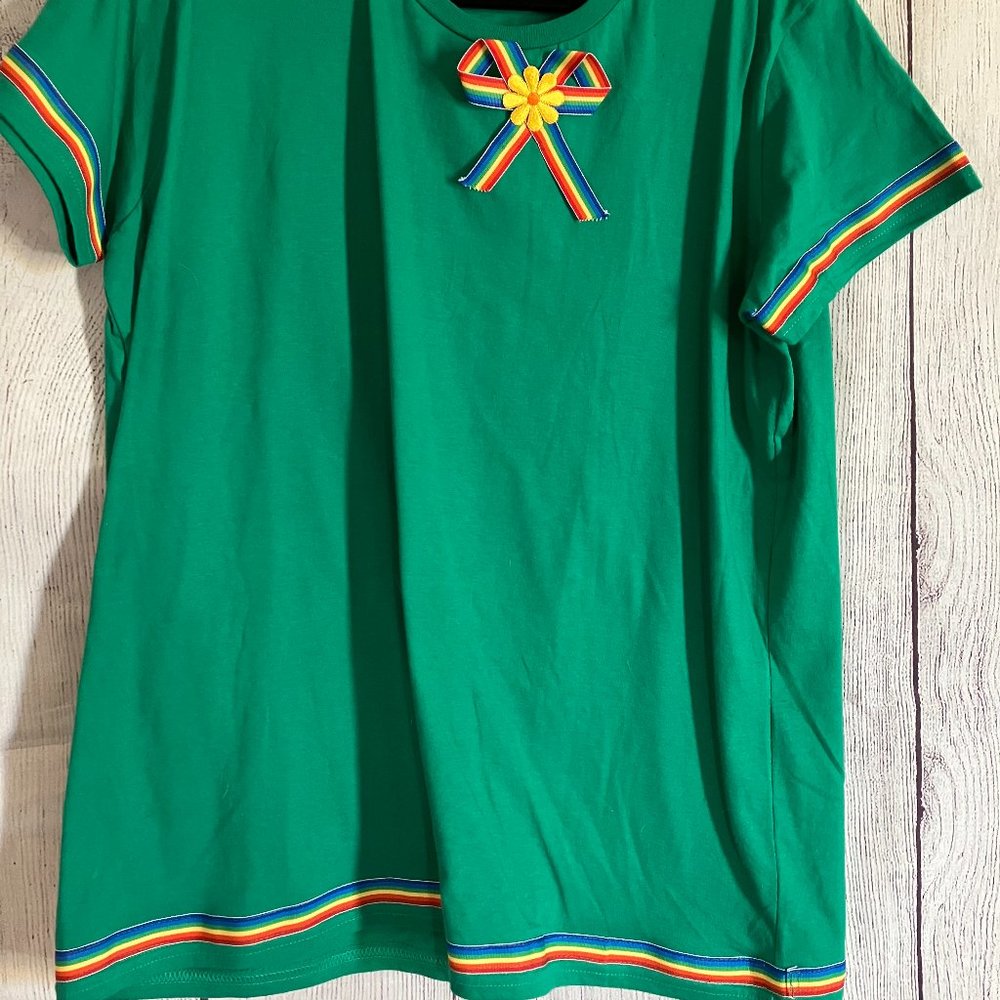 213 scoop neck tee with rainbow ribbon and flower patch - hip slit